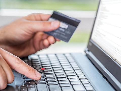 الإمارات: استخدام المقيم حساباته البنكية بعد إلغاء الإقامة