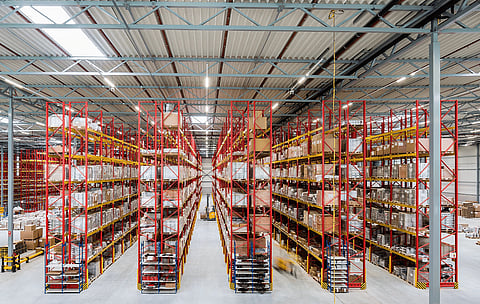 الشارقة: إغلاق مستودعي مواد غذائية مخالفين للشروط الصحية 