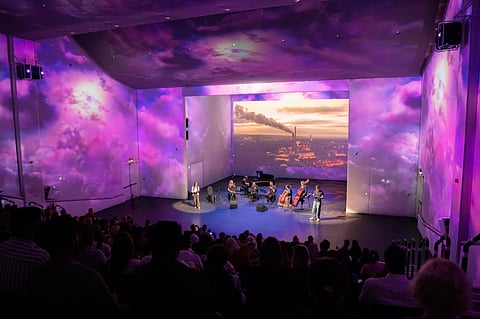 "أصداء الأرض": "سوربون أبوظبي" تحتفي بالطبيعة في عرض فني بصري أخاذ