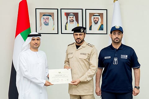 عامر علي القادري خلال تكريمه من دفاع مدني الشارقة