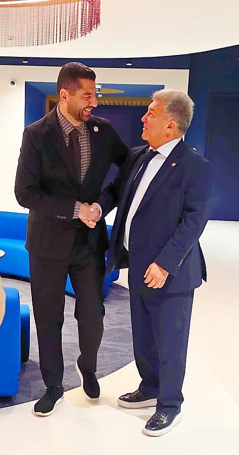 خوان لابورتا، رئيس نادي برشلونة، وأحمد خوري، رئيس مجلس إدارة شركة أسبين القابضة،