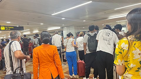 تأخير رحلة هندية لدبي: ركاب يغادرون الطائرة لشعورهم بالخطر