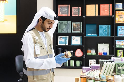 عجمان تستقبل العيد بحملات تفتيش مكثفة ومواقف مجانية وزينة احتفالية 