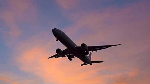 سنغافورة: تهديد كاذب بتفجير طائرة متجهة لأبوظبي يُكلف شاباً سجناً وغرامة 