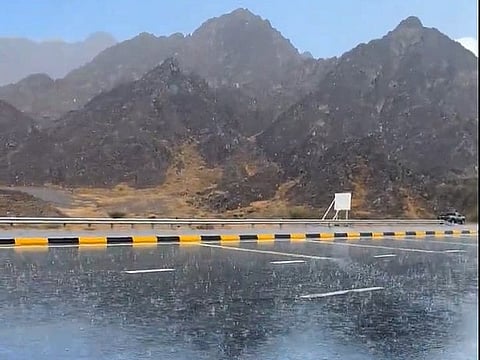 شلالات العيد تزيّن الجبال بعد أمطار غزيرة في 3 إمارات