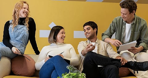 جيل الطموح: شباب الإمارات يعيدون رسم خريطة العمل بحثاً عن النمو والمعنى