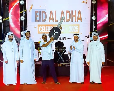 من "مفتاح سيارة" إلى "مفتاح بيت": حلم عامل في الإمارات يتحقق في العيد