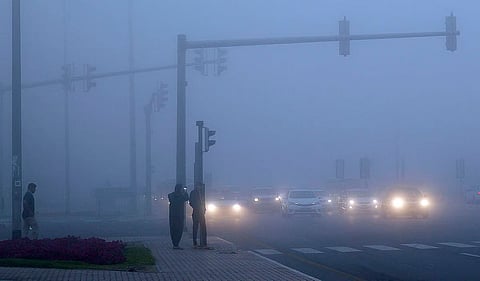 تحذيرات ملونة بسبب الضباب الكثيف وأمطار متوقعة اليوم 