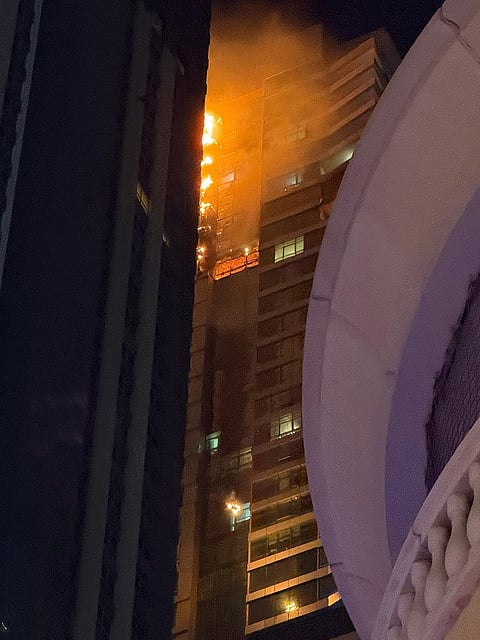 دبي: حريق في برج شاهق في المارينا وإجلاء السكان