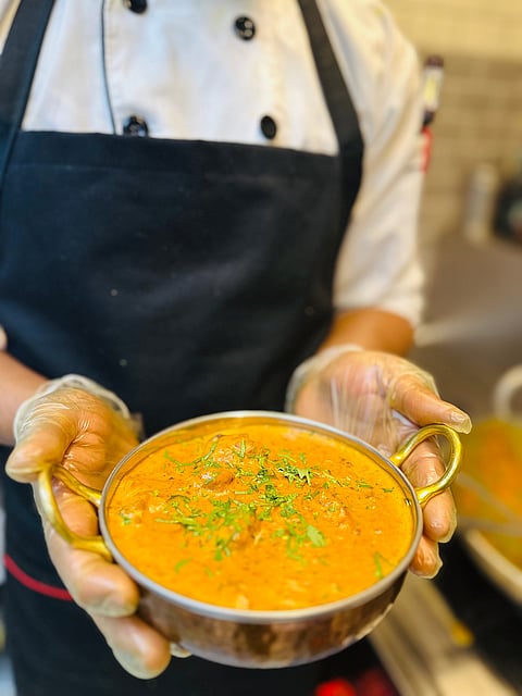 مطعم بابا: تجربة "بتر تشيكن" الأصيلة في قلب دبي