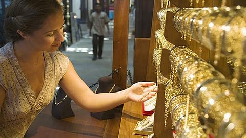 دبي: أسعار الذهب تواصل انخفاضها مع وقف إطلاق النار 