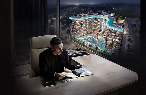 أسطورة كرة القدم "توتي" يرسخ مكانة "مانتا باي" كرمز للفخامة في رأس الخيمة