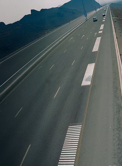 طريق بنكهة "بيتهوفن": سيمفونية الفجيرة تدهش المسافرين على شارع الموسيقى