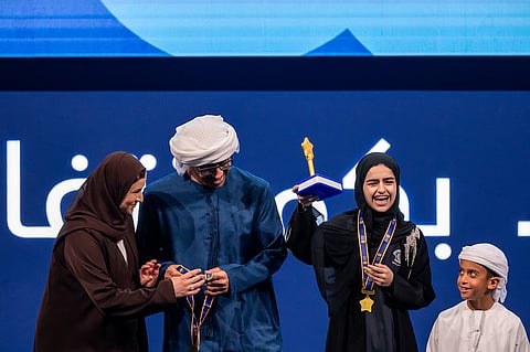 عبدالله بن زايد وسارة الأميري خلال تكريم الفائزة