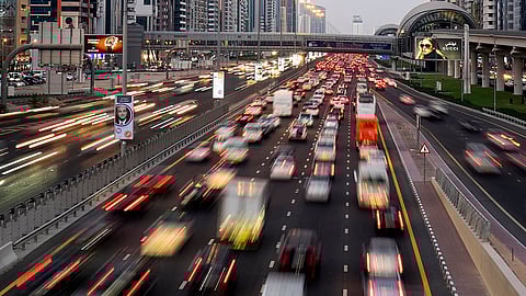 أبوظبي: المطلوب تغيير السلوك أولاً ..الكاميرات لا توقف تشتت السائقين