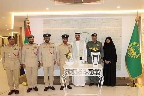 شرطة دبي تكرم نجل ضابط لتفوقه في الثانوية العامة