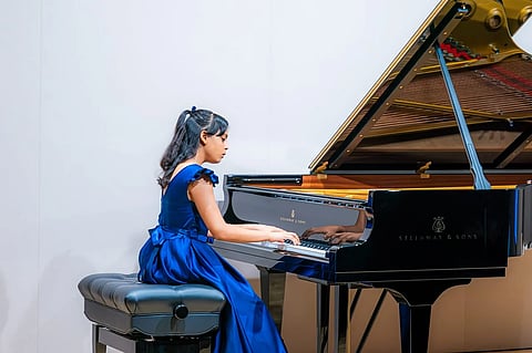 الإمارات: مراهقة تعيد رسم النوتة الكلاسيكية بأناملها المبدعة