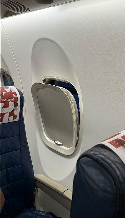 انفصال إطار نافذة داخلي في طائرة هندية يثير الذعر 