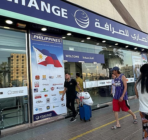 تعطل نظام الأنصاري للصرافة يوقف تحويلات المقيمين ويثير قلق العائلات