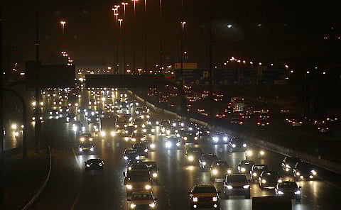 30 ألف مخالفة لقيادة المركبات دون أضواء ليلاً في الإمارات 