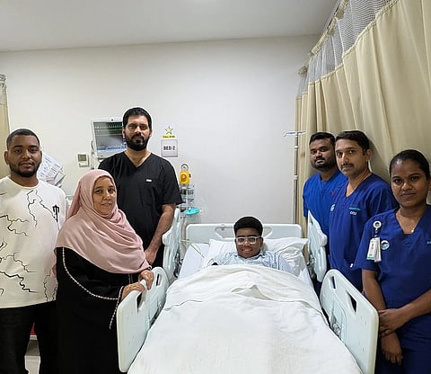 الدكتور نافيد أحمد، برفقة الطاقم الطبي في مستشفى أستر منخول، مع مازن منتصر حسن وعائلته. الصورة: مقدمة من مستشفى أستر منخول.