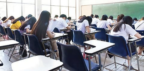 أبوظبي توقف تسجيل الصفين 11 و12 في 12 مدرسة بسبب تضخم الدرجات