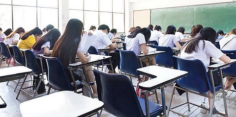 مدارس الإمارات تتصدى لتضخم الدرجات: أبوظبي تحظر التسجيل في 12 مدرسة خاصة