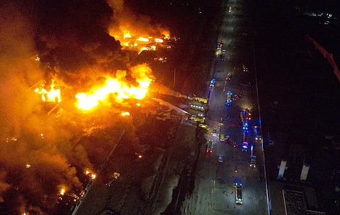 5 ساعات من التحدي: السيطرة على حريق مصنع في رأس الخيمة بلا إصابات