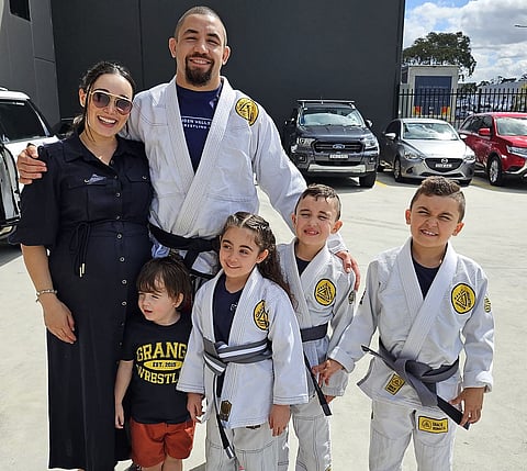 روبرت ويتاكر مع عائلته.