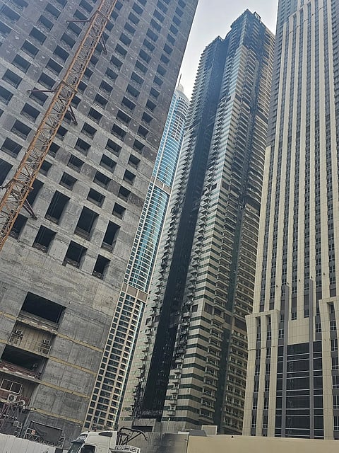 بين رماد الحريق وأمل العودة: سكان "دبي مارينا" يكافحون للعثور على ملاذ