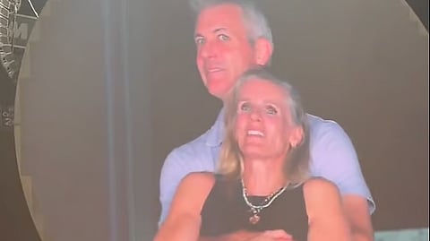 حفل "كولدبلاي" يكشف علاقة سرية بين مدير شركة وموظفة