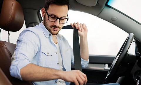 الإمارات: ربط أحزمة الأمان ليس خياراً… والسائق يدفع ثمن تجاهل الركاب