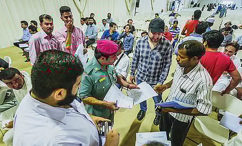 تجاهلوا العفو فدفعوا الثمن: الإمارات تُرحّل المخالفين وتمنع عودتهم نهائياً