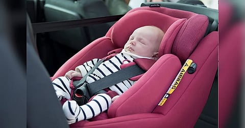 يشارك في إعداد سياسة تلزم باستخدام مقاعد الأطفال للمواليد الجدد عند مغادرة المستشفى
