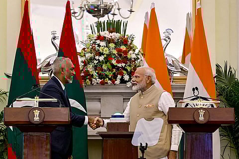 يتصافح رئيس الوزراء الهندي ناريندرا مودي (يمين) ورئيس جزر المالديف محمد معزو بعد مؤتمر صحفي مشترك في حيدر أباد هاوس في نيودلهي في وقت سابق من هذا العام.