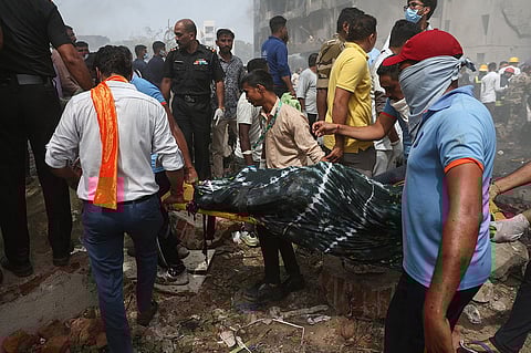 أشخاص يحملون جثة أحد الضحايا من موقع تحطم طائرة بوينغ 787 دريملاينر التابعة لشركة طيران الهند في أحمد آباد. الصورة: أرشيف رويترز.