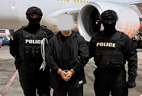 شرطة دبي تسلم مطلوبين للإنتربول إلى السلطات الفرنسية 