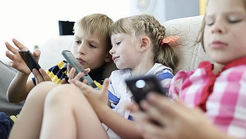 دراسة تحذر: الاستخدام المبكر للهواتف الذكية يهدد الصحة النفسية للأطفال في الإمارات