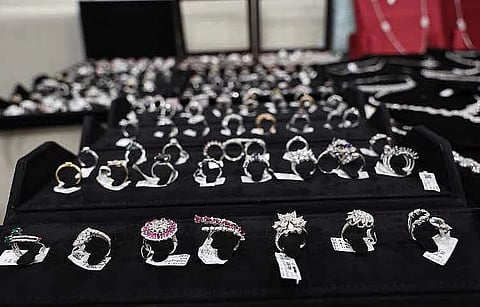 بمليون و100 ألف درهم: شرطة دبي تُعيد مجوهرات ثمينة لمقيم ضاعت في بلد آخر