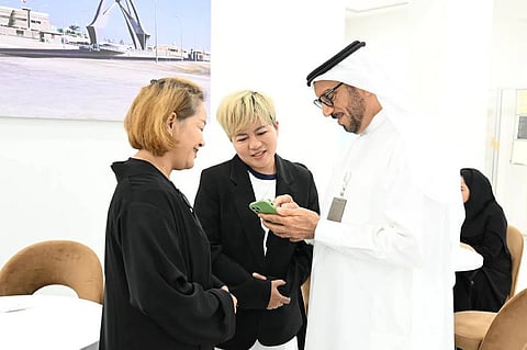 الفريق المري مع المكرمتين