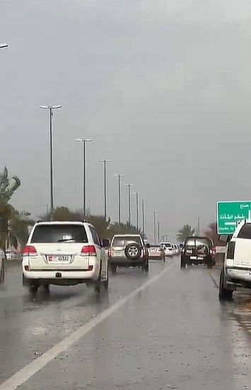 أمطار غزيرة ورياح قوية بالعين في ذروة الصيف