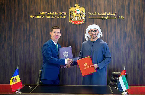 عبدالله بن زايد ووزير خارجية جمهورية مولدوفا عقب توقيع الاتفاقية