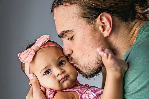 اكتئاب ما بعد الولادة لدى الرجال في الإمارات: مرض صامت يحتاج إلى الوعي والدعم