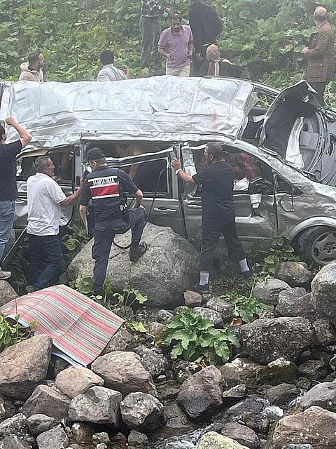  فاجعة في تركيا: مصرع إماراتيين اثنين إثر سقوط حافلة سياحية في نهر