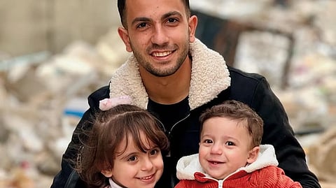 الشريف مع ولديه شام وصلاح. الصورة: انستغرام/بيان خالد