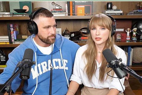 ترافيس كيلسي مع تايلور سويفت في البودكاست