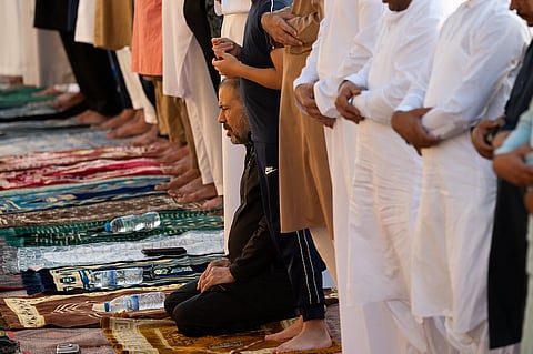 يتجمع المؤمنون في وحدة لأداء صلاة العيد في مسجد العيد في بر دبي في 6 يونيو 2025. تصوير: شهاب