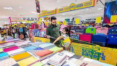 الإمارات: منح دراسية تصل إلى 400 ألف درهم وخصم 75% على مشتريات العودة إلى المدارس