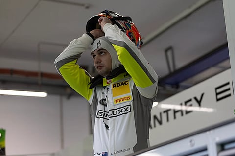 سائق السباق الأسترالي لاكلان روبنسون المقيم في الإمارات العربية المتحدة.