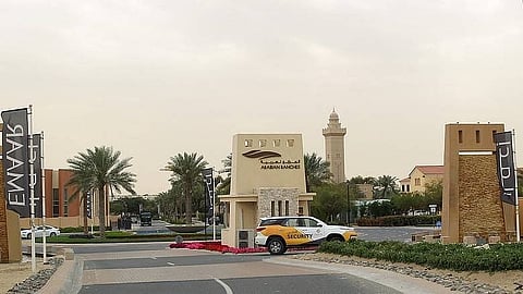 منظر لمدخل مجمع المرابع العربية. تُشكّل الفلل الآن سبعة بالمائة فقط من إجمالي المنازل المعروضة للبيع في دبي.